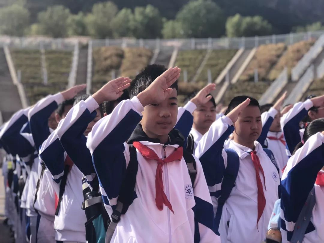 蔡家洼蓝白校服靓丽 碧空下红领巾飘扬——记北航实验学校中学部初一