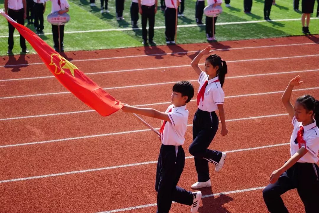 出隊旗團區委副書記,少工委主任龔威為新中隊授旗在屬於少先隊員自己