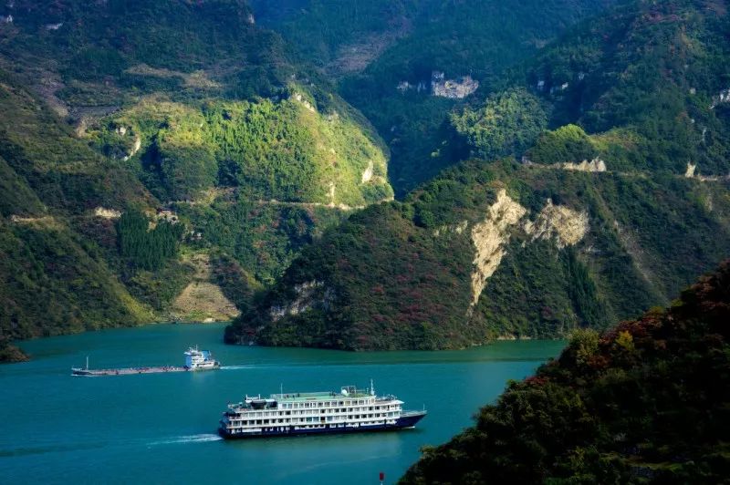 "20多年前,家住巫山县巫峡镇白水村大宁河边的易梦春,因为施救被洪水