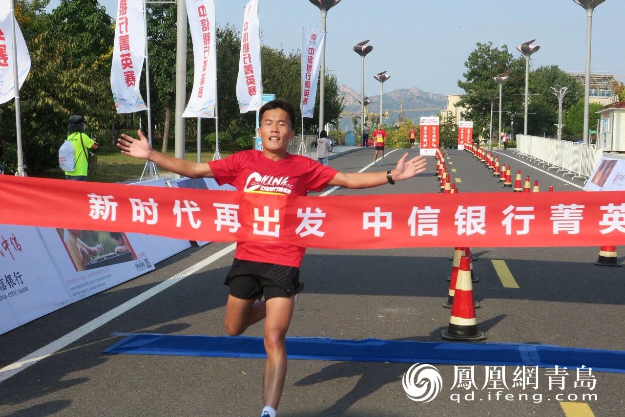 5km男子組選手衝過終點的瞬間