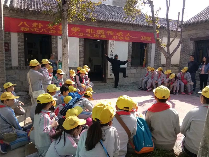 济南市行知小学开启百花洲民俗研学之旅