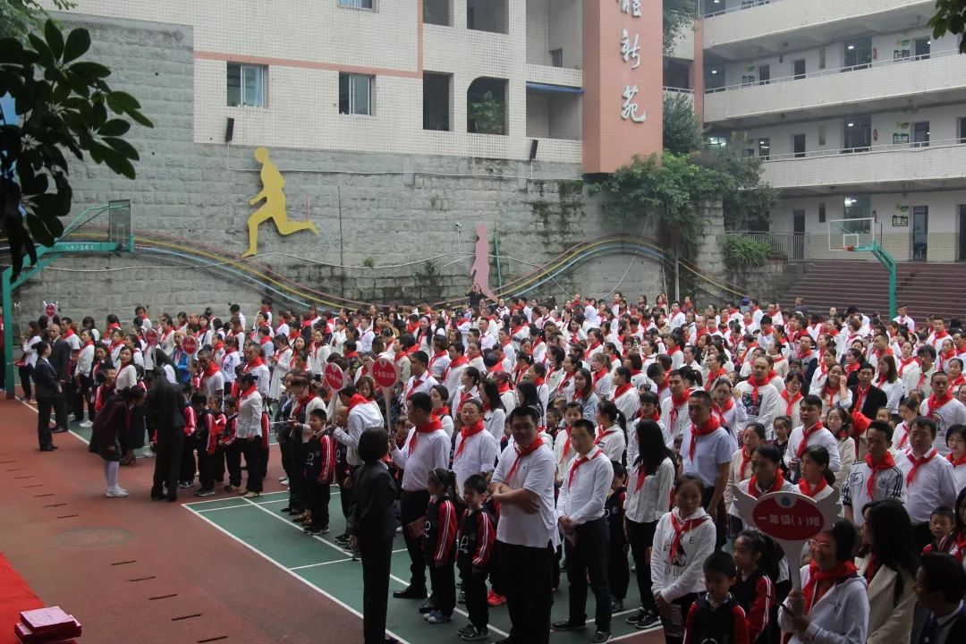 檀木林小学在纪念少先队建队69周年来临之际,自贡市各少先队基层组织