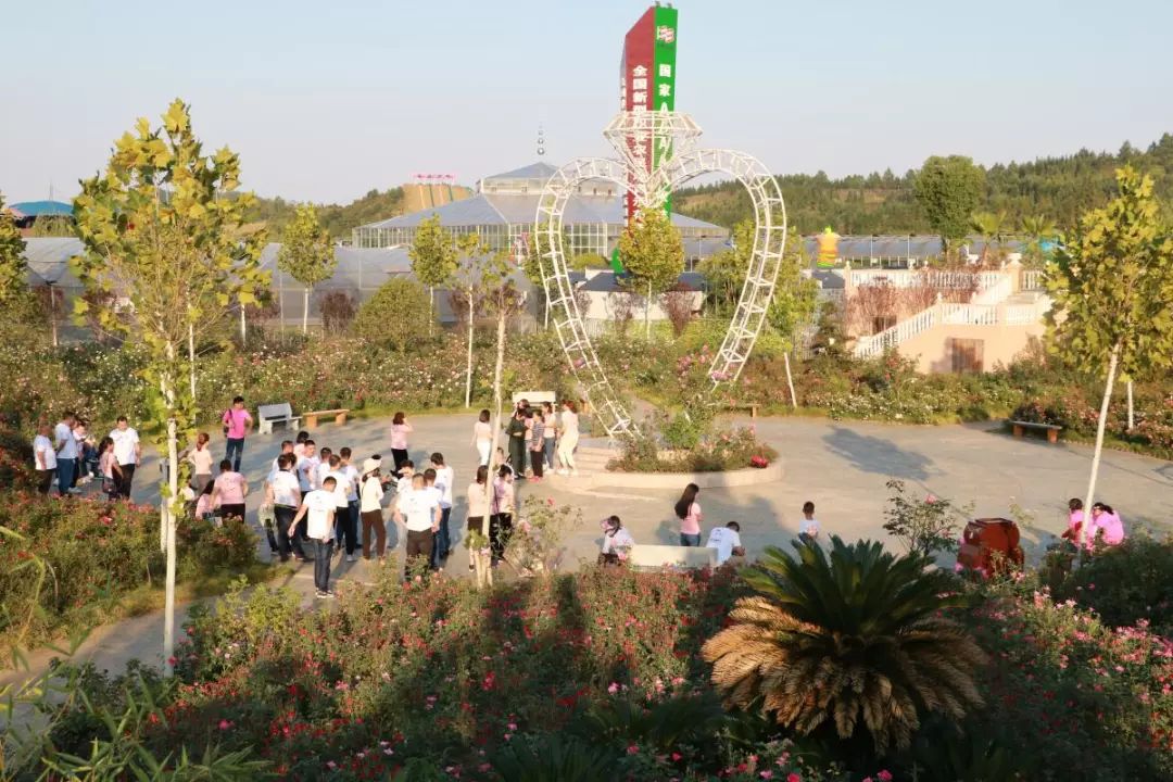 万载欣赏独特的喀斯特地下溶洞美景,感受恒晖艺术农业景区的满园秋色