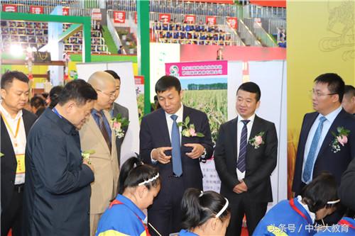 桦川县人民政府副县长张义利对星火大米进行了推介,让现场来宾了解