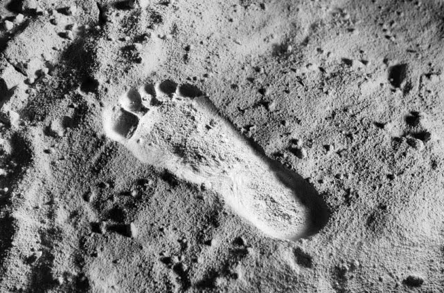 地球人是不可能赤着脚登上月球的?