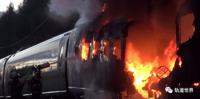 德国高铁粗大事了一高速列车着火视频现场燃烧凶猛浓烟滚滚