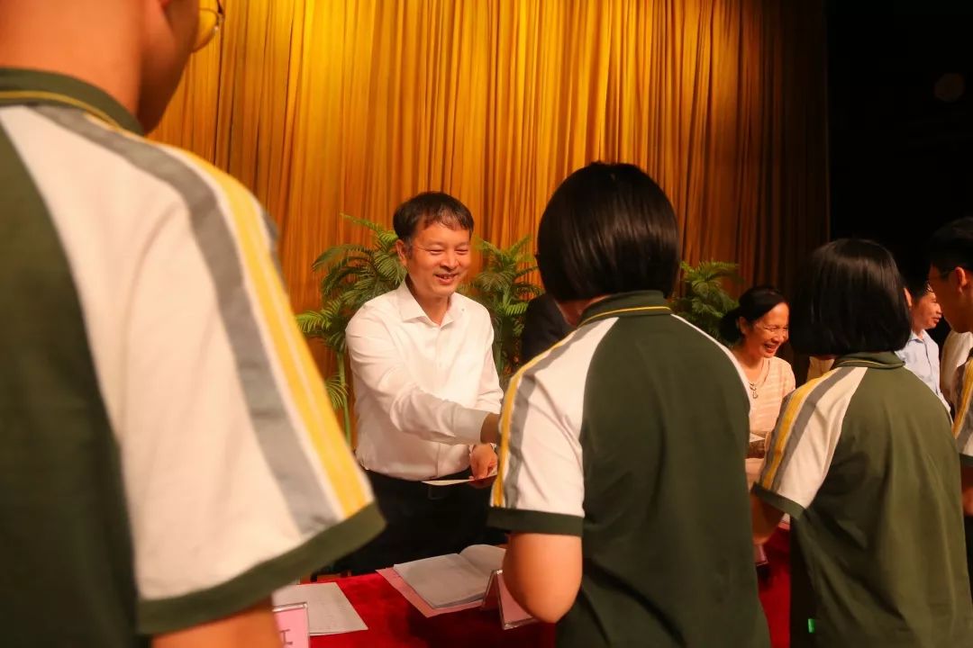 励志成才感恩东莞中学举行2018年奖学金颁奖大会