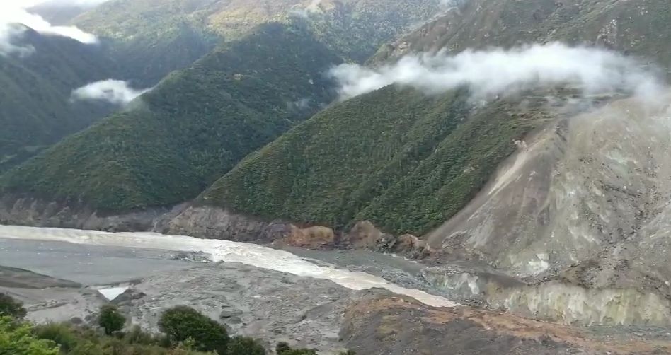 白格堰塞湖水位已明显下降 今天上午,记者收到了白玉县县长阿央邓珠