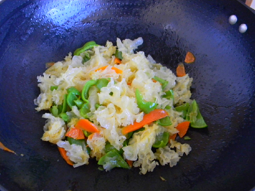 銀耳不用只燉湯,這麼炒著吃,清香又下飯,還能降火潤肺養顏_蛋白質