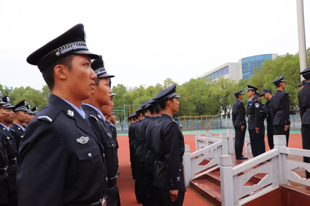 新式警服试点图片