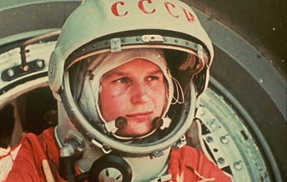 1961年4月12日, 苏联航天员尤里·加加林, 完成首次载人太空飞行,绕 
