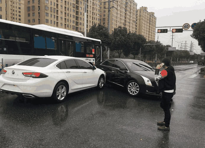 君威车祸图片大比拼图片