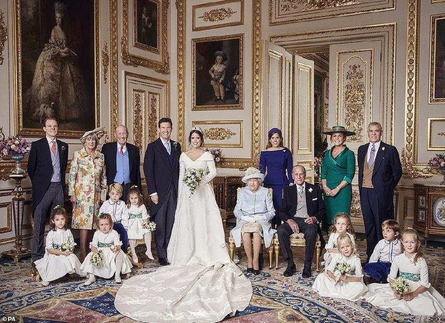 英国公主大婚官方全家福新鲜出炉!新娘惊艳,夏洛特霸气坐姿抢镜