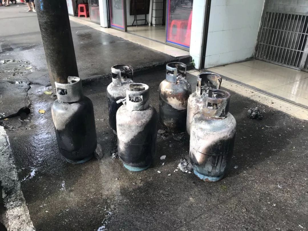 海口丁村一早餐店煤气泄漏引发大火!店里还有6个煤气瓶!急!