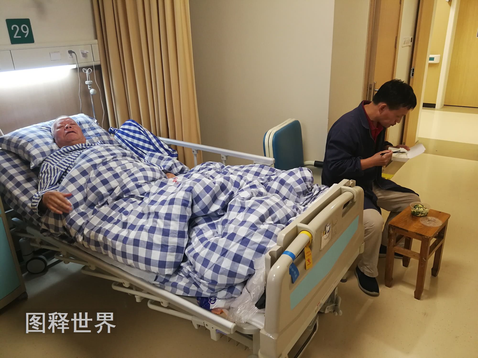 杭州50歲大叔全天候陪護病人,夫妻同城卻如分居兩地