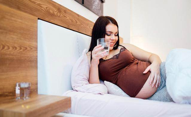 比如孕妈妈在怀孕期间喜欢吃一些上火的食物,导致肝火旺盛排毒不完全