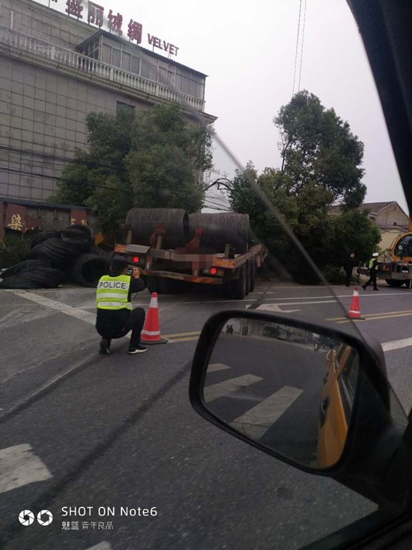 事發丹陽!兩車相撞,一電動車連人帶車被撞飛!(附現場視頻)_車禍