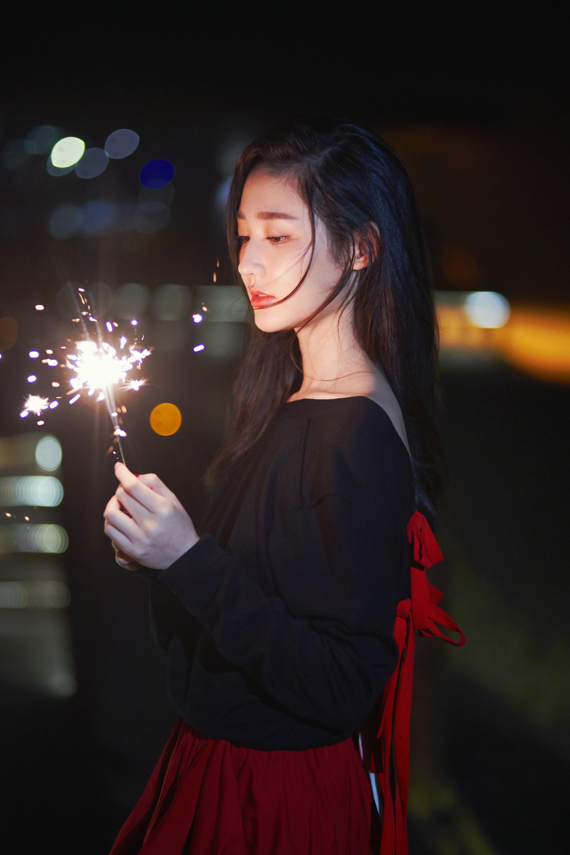 王莫涵生日写真曝光手持烟花恬静纯美