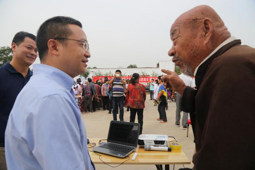 在为村民党某问诊(图为动员大会现场 院长王健生在会上做动员讲话)