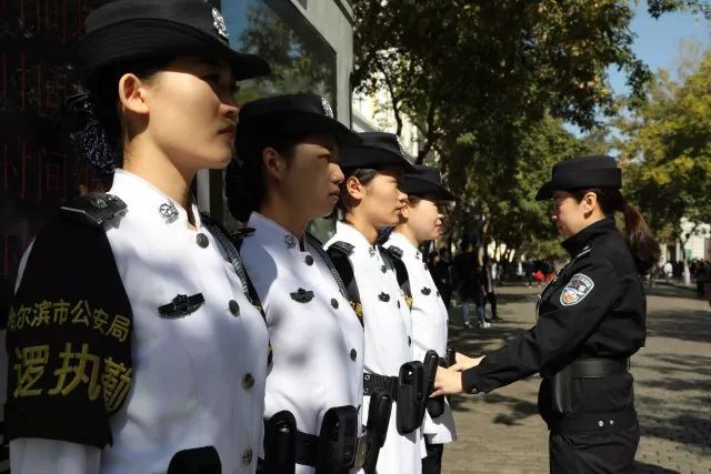 正规女式警服图片