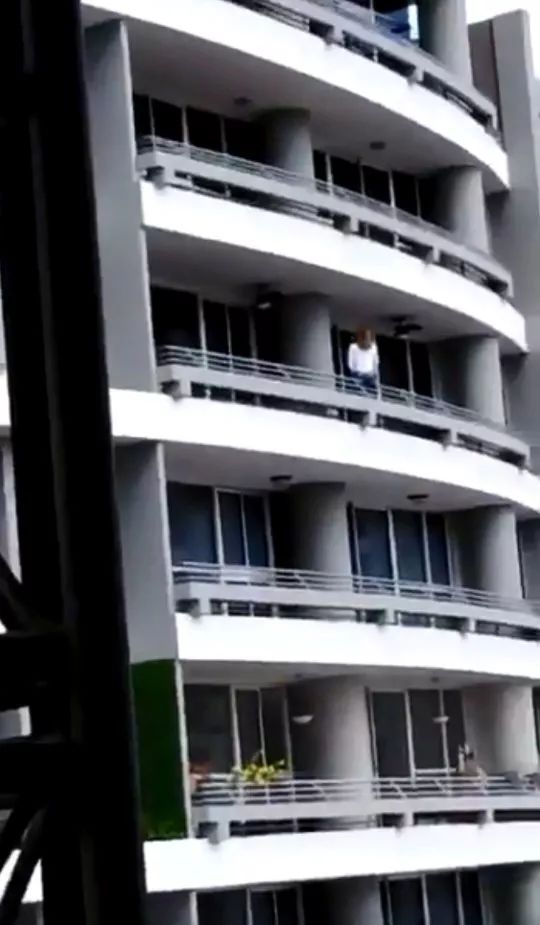 女子坐在27楼阳台栏杆上自拍不幸坠亡视频看得好吓人