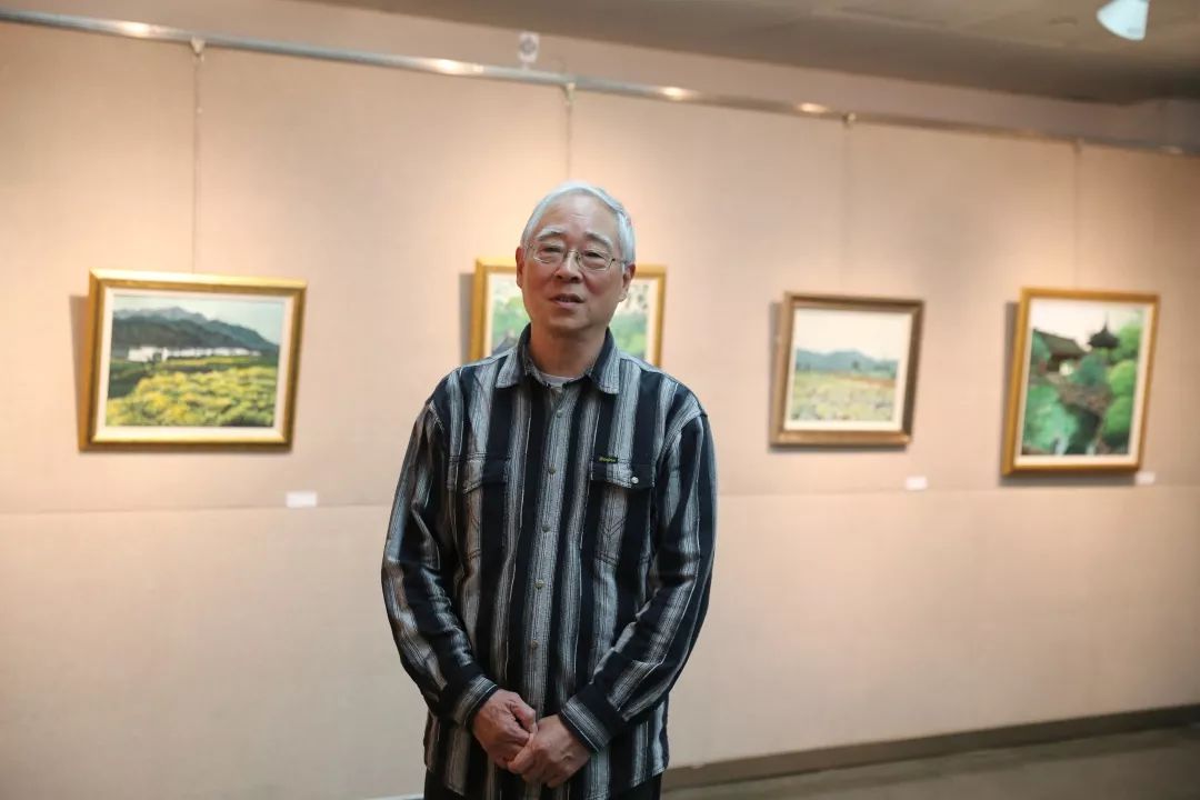 艺术家潘耀昌教授在展览现场上海美术学院老教授是一支活跃的群体,而