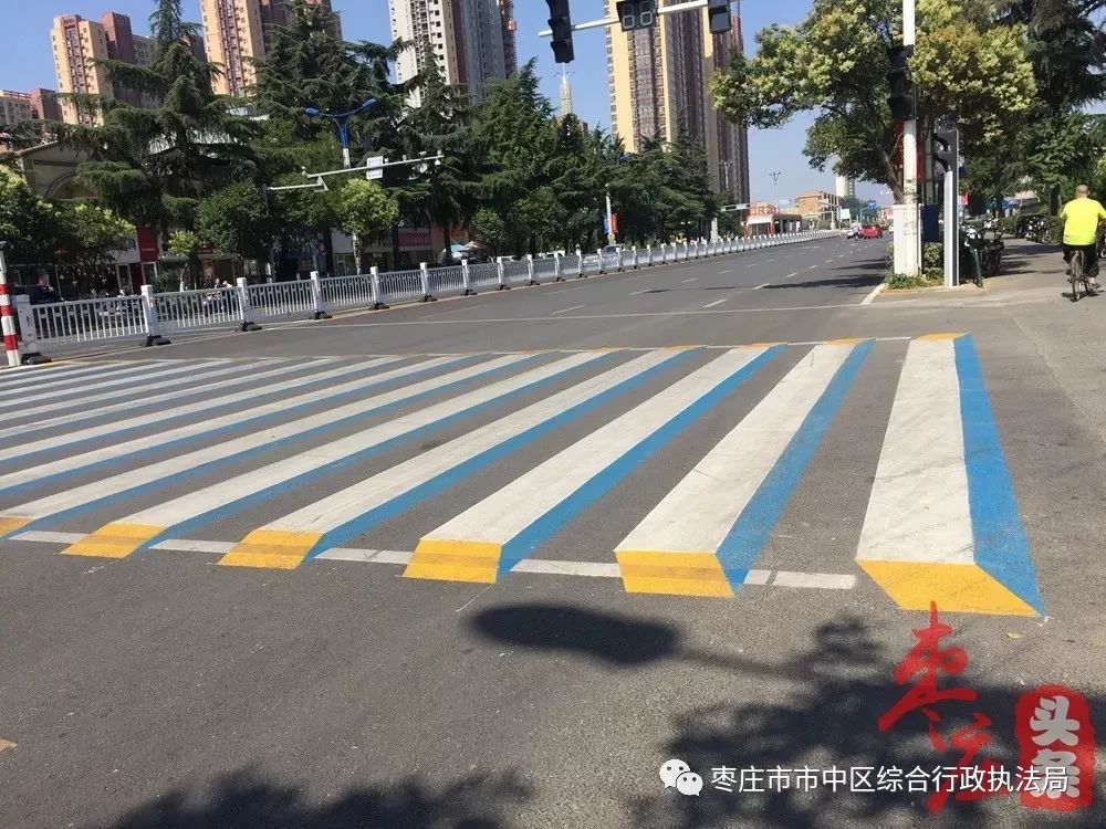 前不久,枣庄市中区市立医院南门人行道出现了彩色立体斑马线,犹如飘 