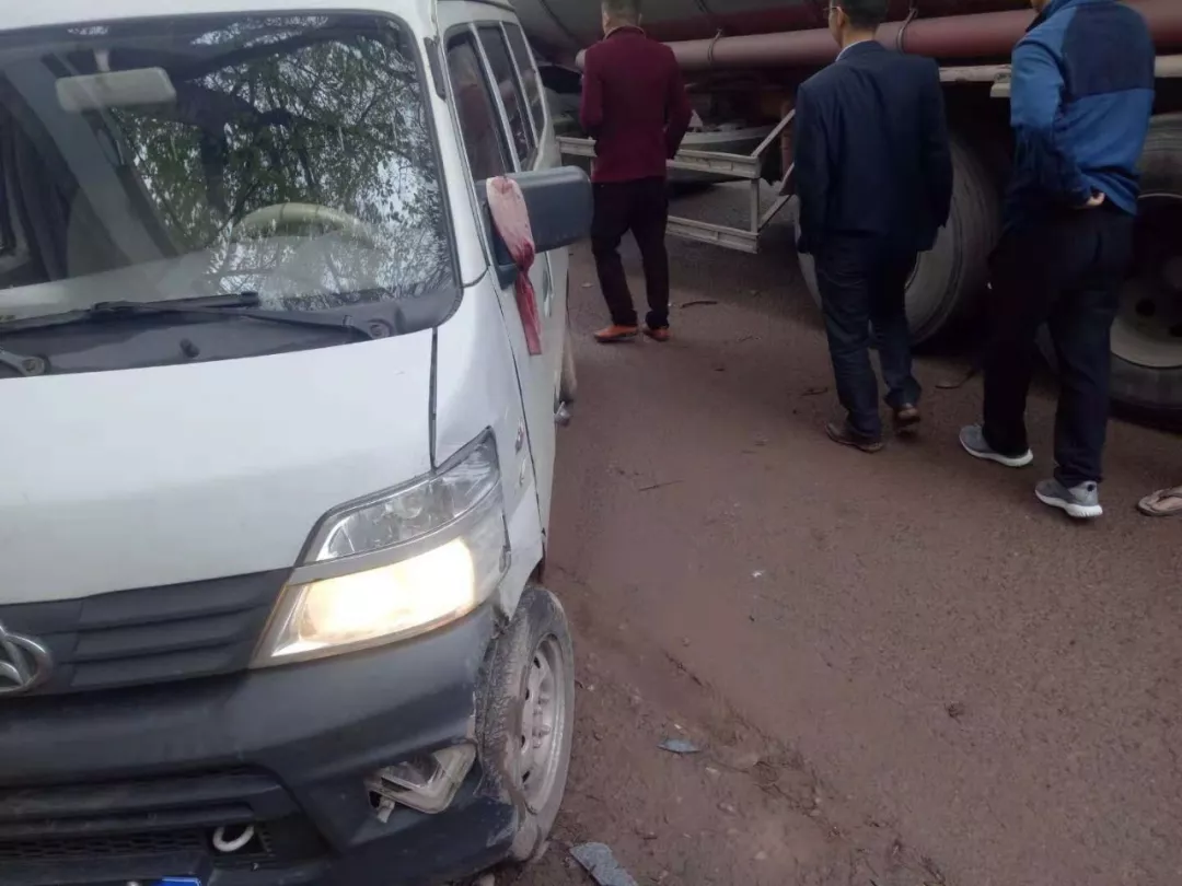 宜宾叙州观音桥发生车祸,油罐车与面包车相撞!