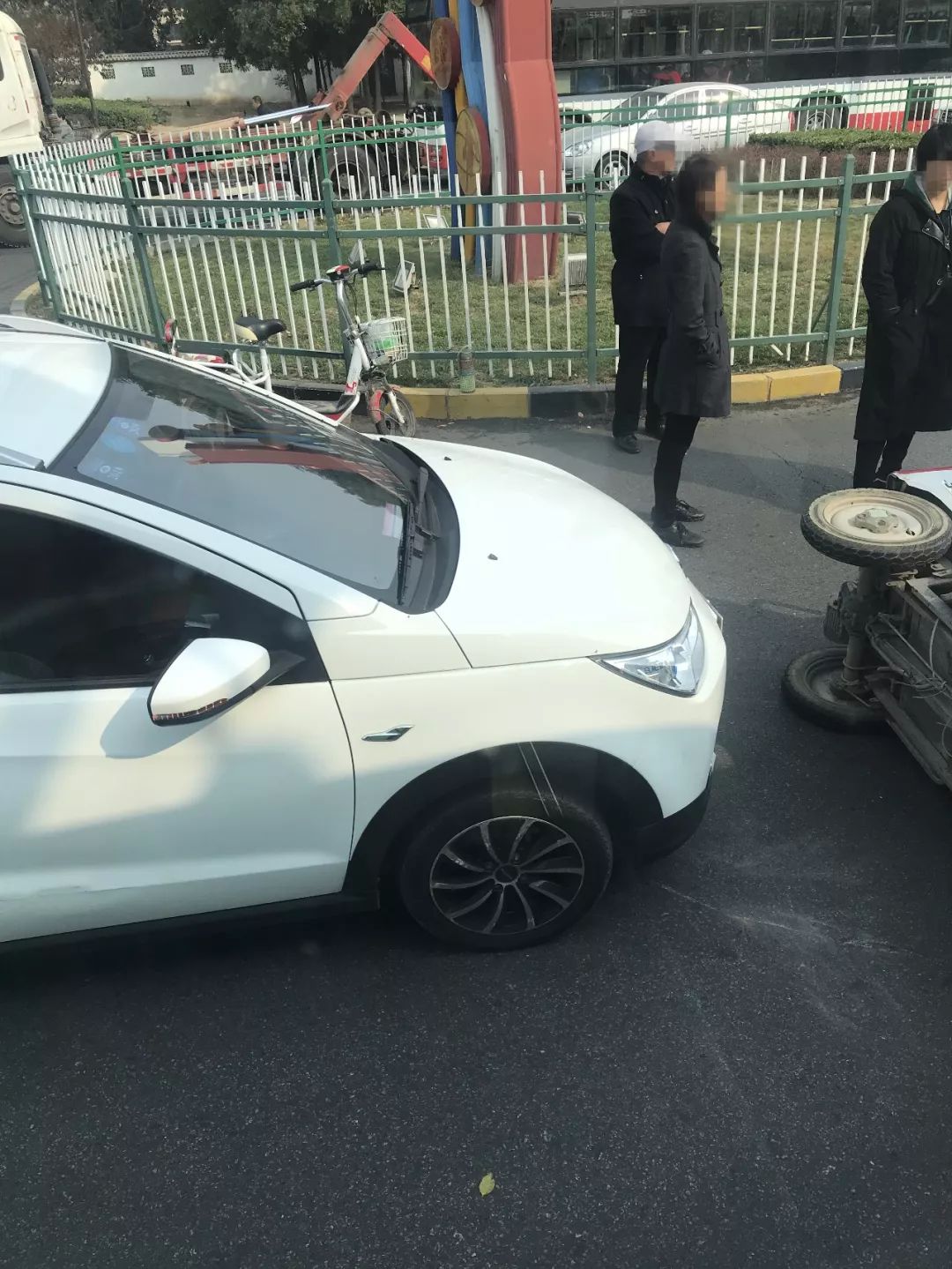 衡水街頭1貨車燃起熊熊大火還有爆燃聲和平路車禍三輪車被撞翻