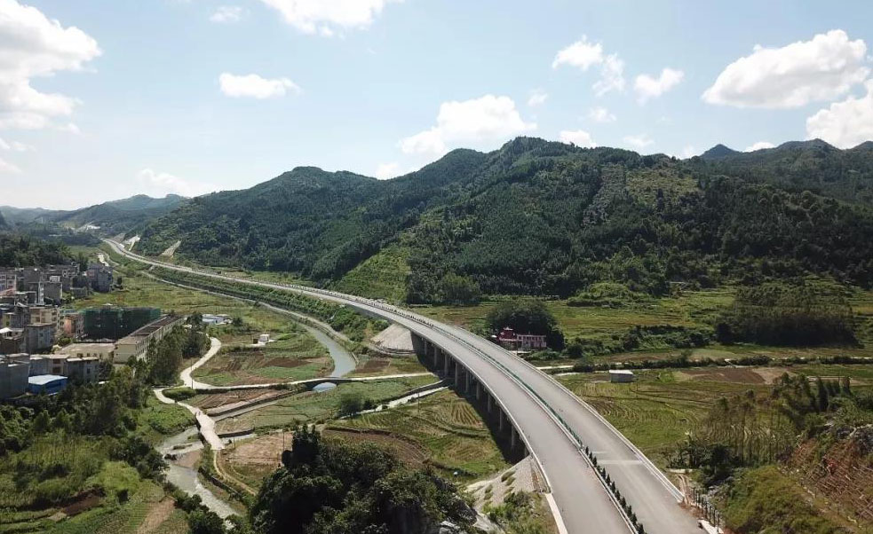 田林凌云巴马高速公路图片