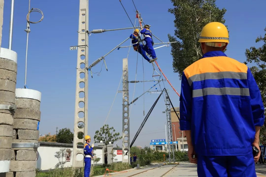 ▌該段職工正在對接觸網斷線處進行接續.