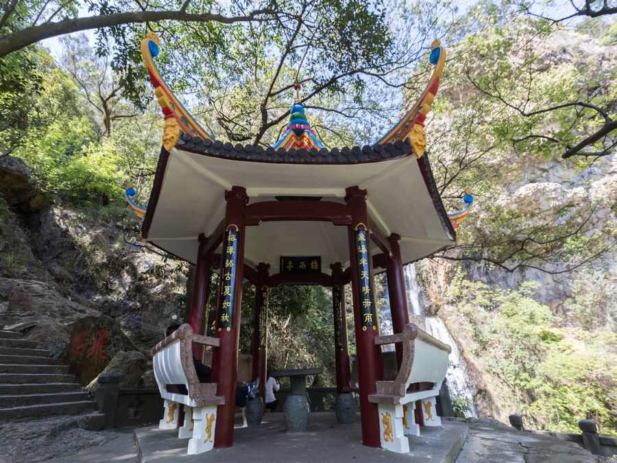 大罗山仙岩风景区,有"九狮一象之奇,五潭二井之秀"美誉;景区以潭,瀑