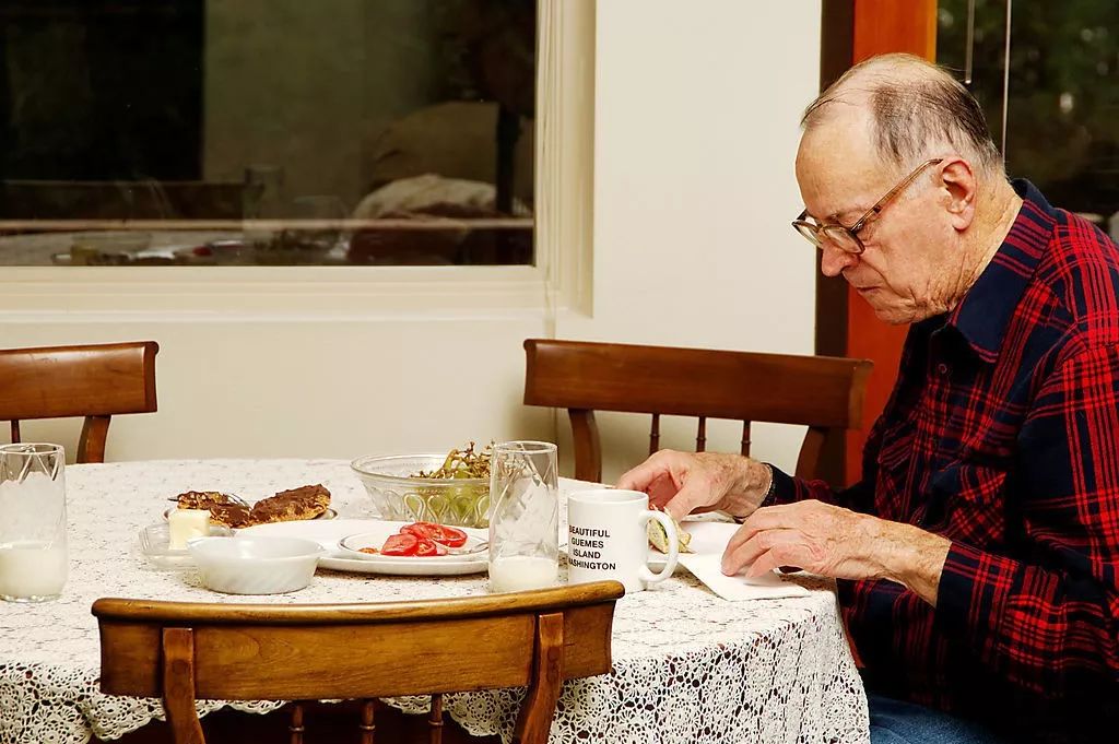 老人独自吃饭图片