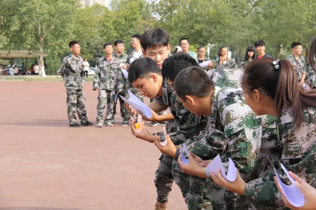 首先进行的"珠行万里"活动旨在从紧张对抗中考验小组内的协调能力