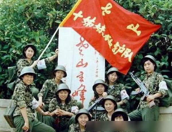 老山战场十姊妹救护队女兵合影,都是花一样的年纪.