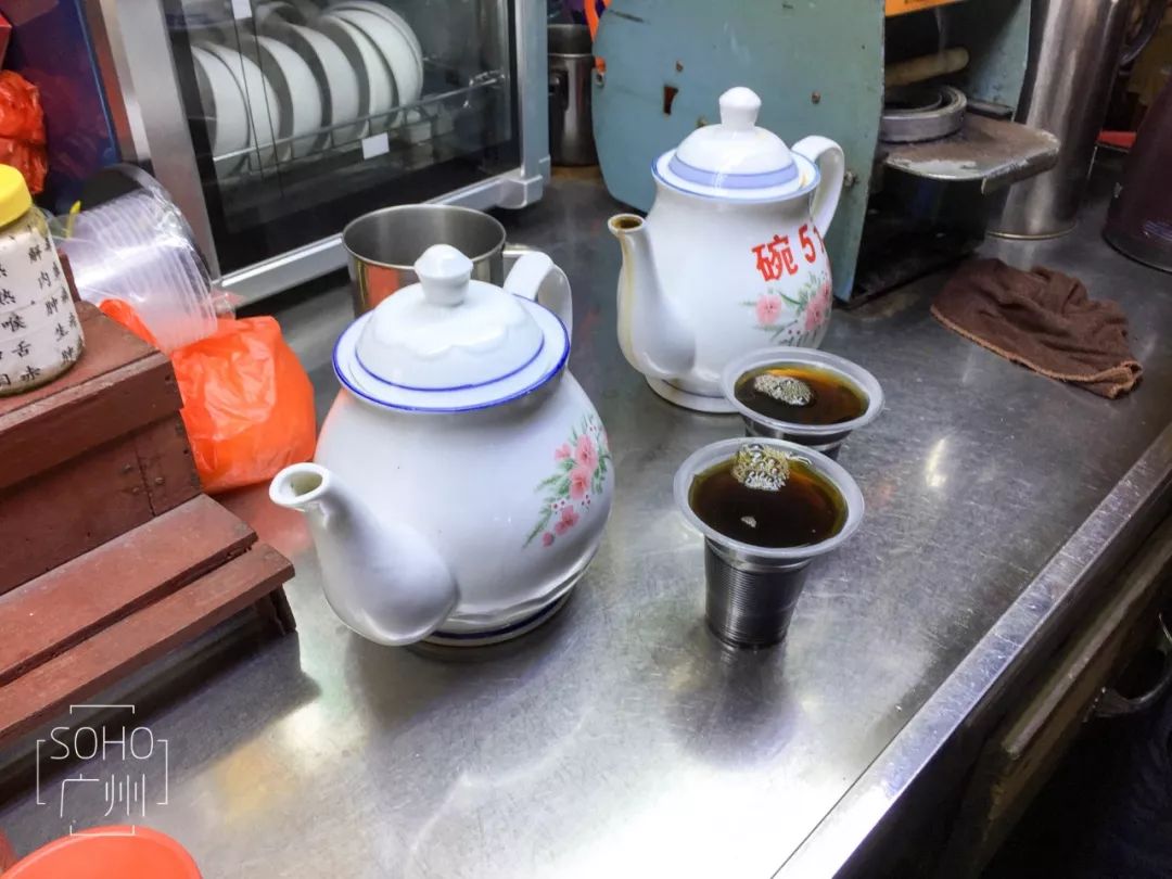 虽然是一个凉茶摊,但是东西也很讲究:大茶壶,瓷碗,消柜.