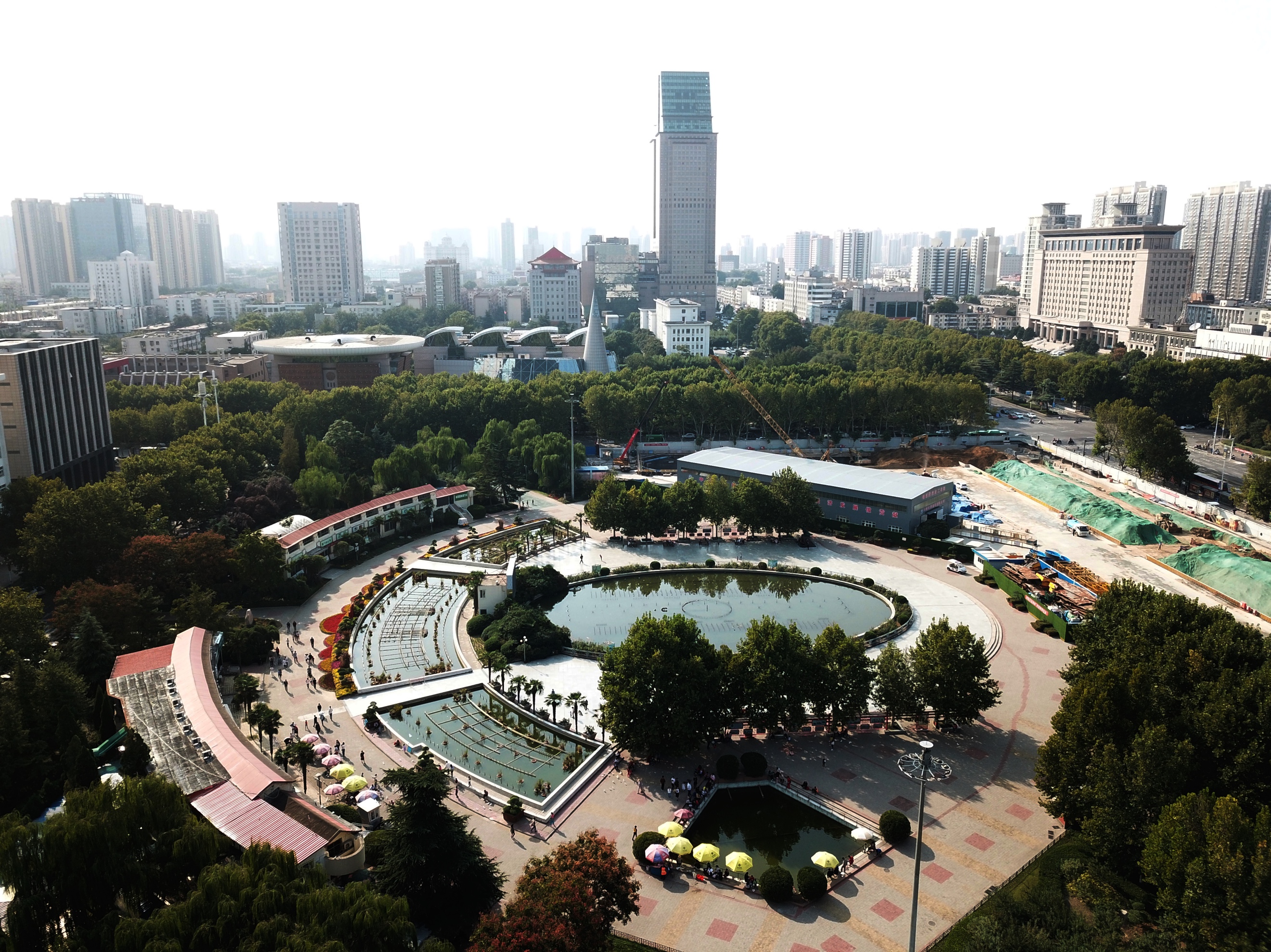 在绿城广场,是一个具有强烈时代感,独具中原文化特色的郑州地标建筑