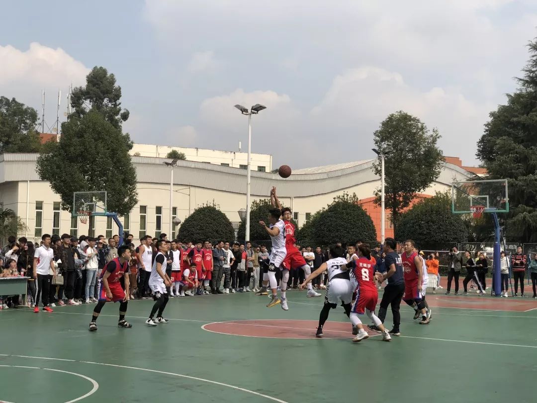 四川传媒学院篮球场图片