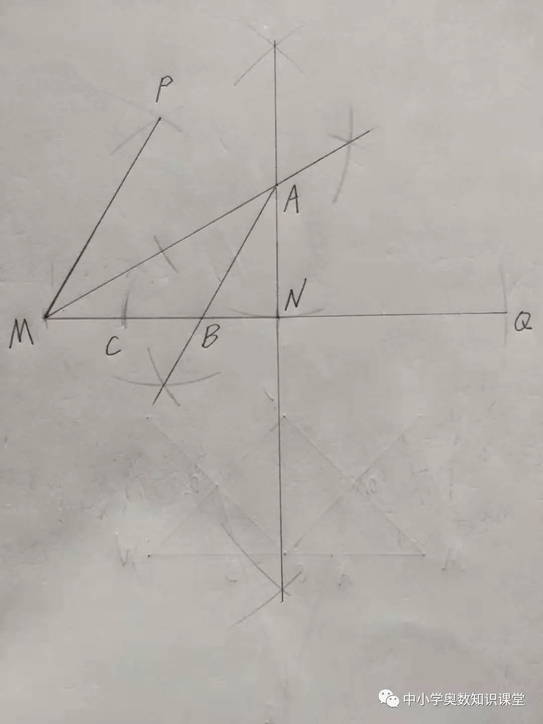 方法三:1,画线段mn;2,分别以m,n为圆心,以超过1/2mn为半径画弧,交于点