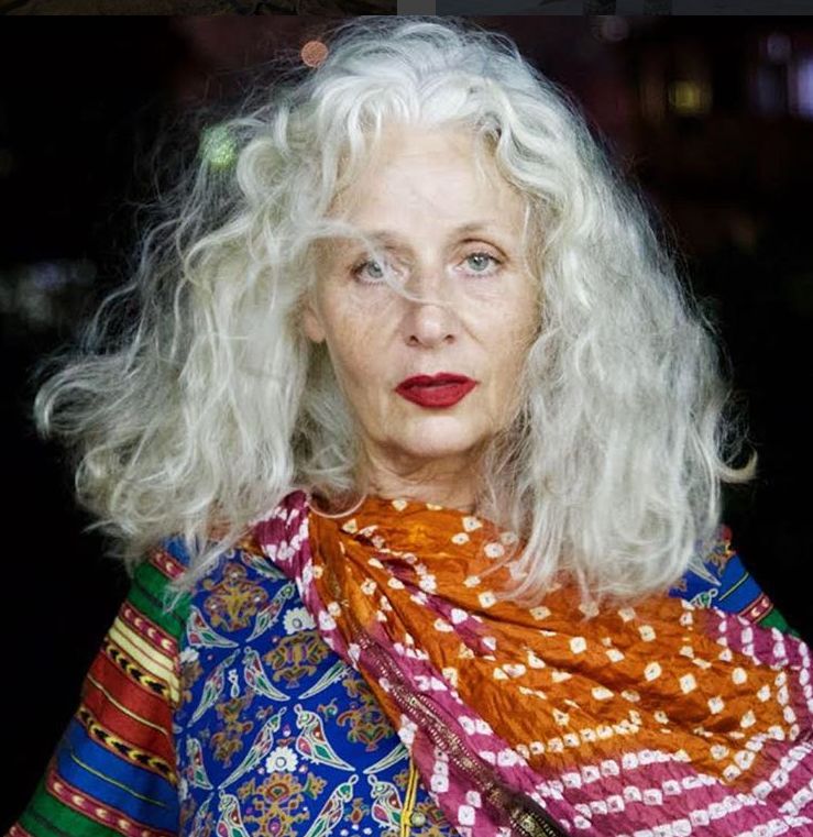 大红唇,当模特,走沙漠……63岁奶奶穿着一身花裙子,撩倒了全世界!