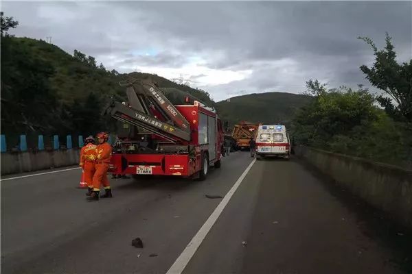 救援| 楚雄消防火速救援車禍被困人員