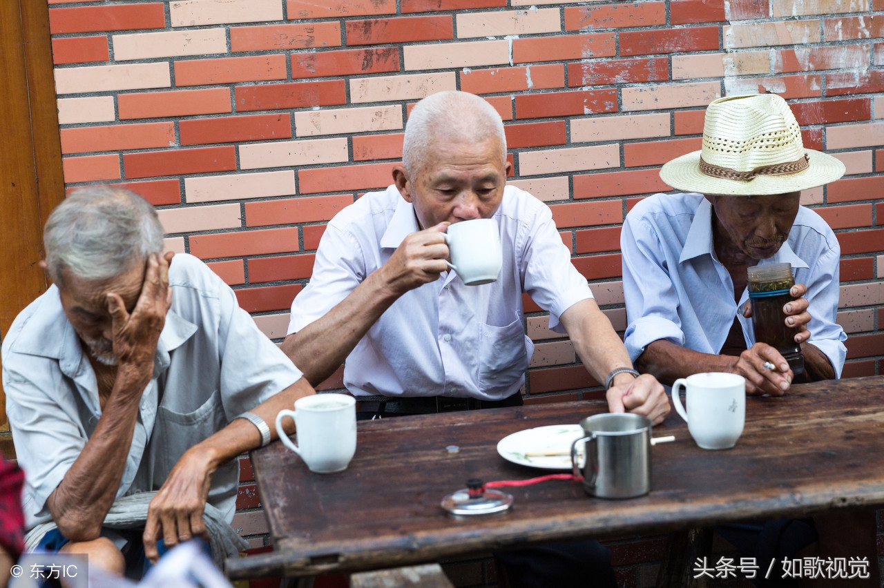 农村老茶客成网红,不用干农活,每天去茶馆喝茶,抽烟就能赚钱