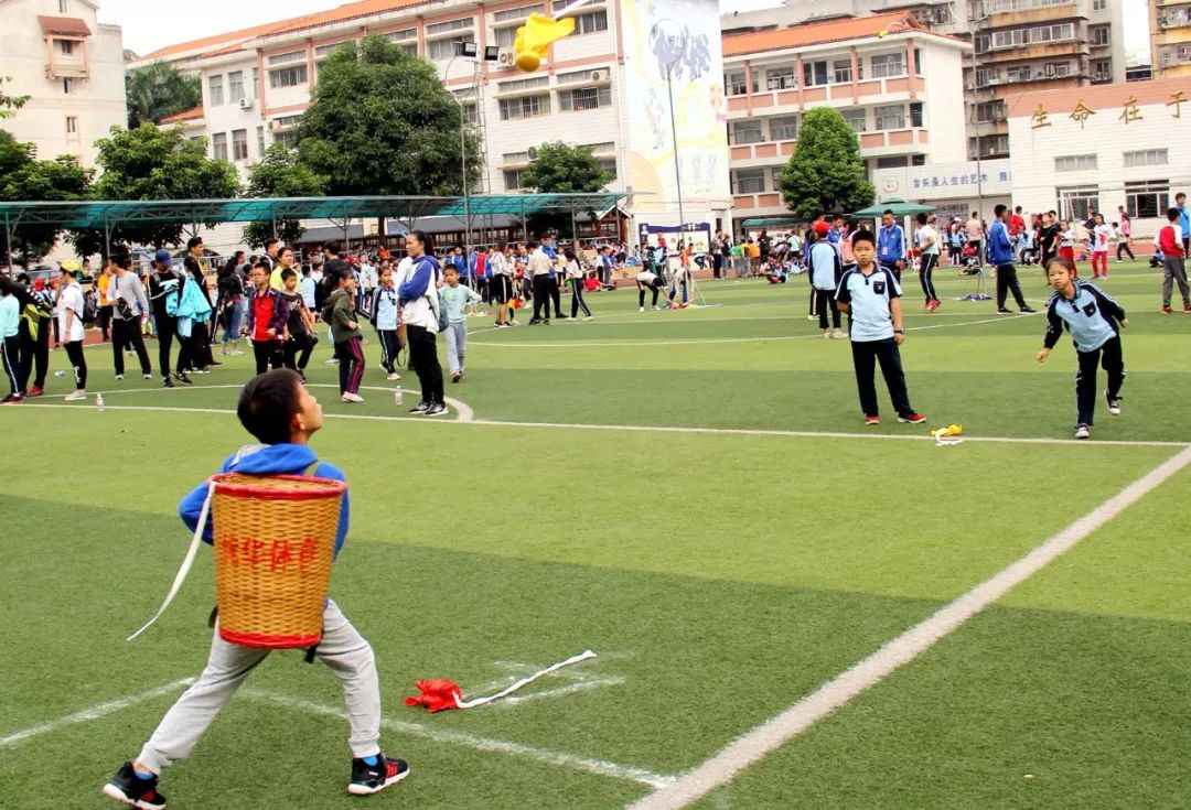 抛绣球比赛本次比赛旨在贯彻落实国家阳光体育运动精神,让学生体会