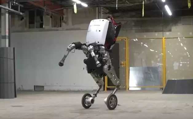 波士顿动力战斗机器人图片