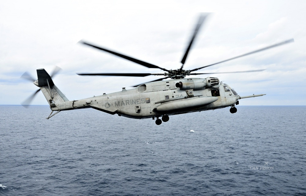 美军mh60s直升机从两栖攻击舰上起飞