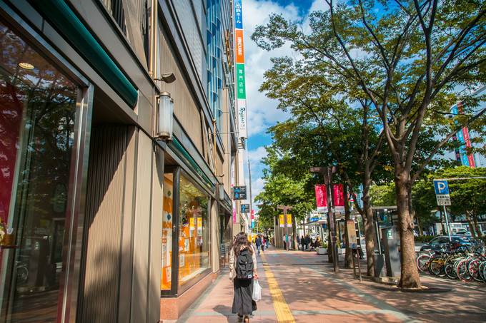 藍天白雲, 日本福岡 的街頭,果然跟傳說中的一樣,是那麼幹淨,白球鞋穿