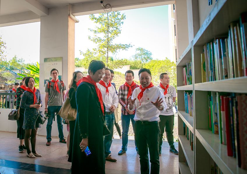 市青联委员,会员参观校园湖东小学创办于1950年,2016年3月搬迁至新