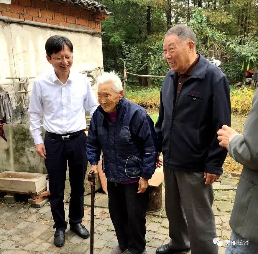 镇长陶郁峻一行看望了南国村百岁老人王宝琴,蒲市村百岁老人马良能,王