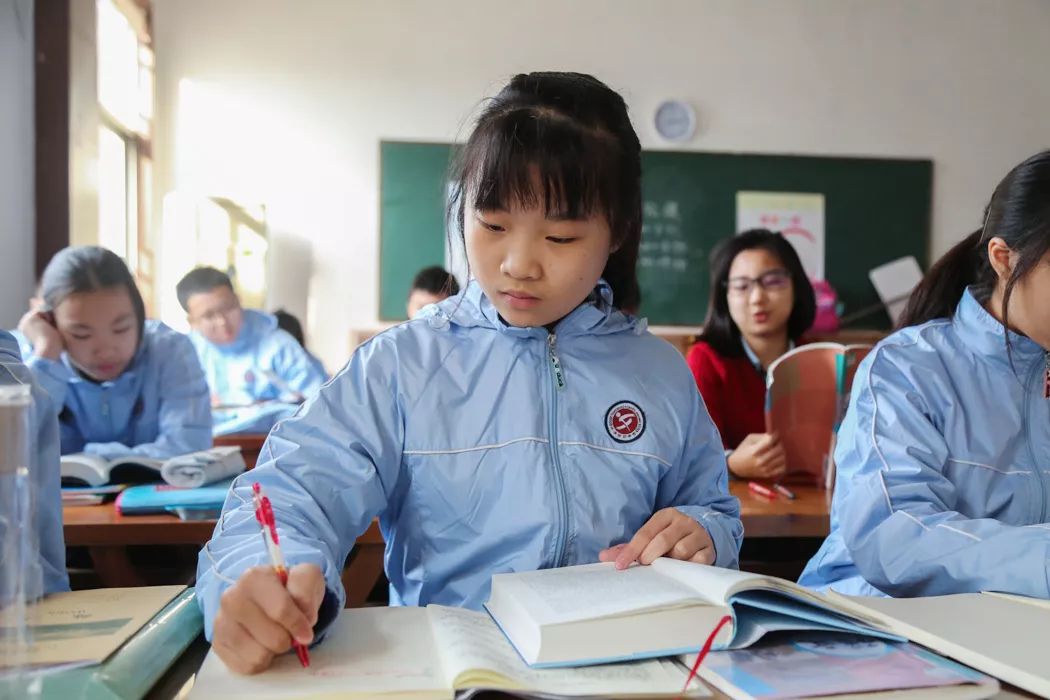 珠海容闳书院校服图片