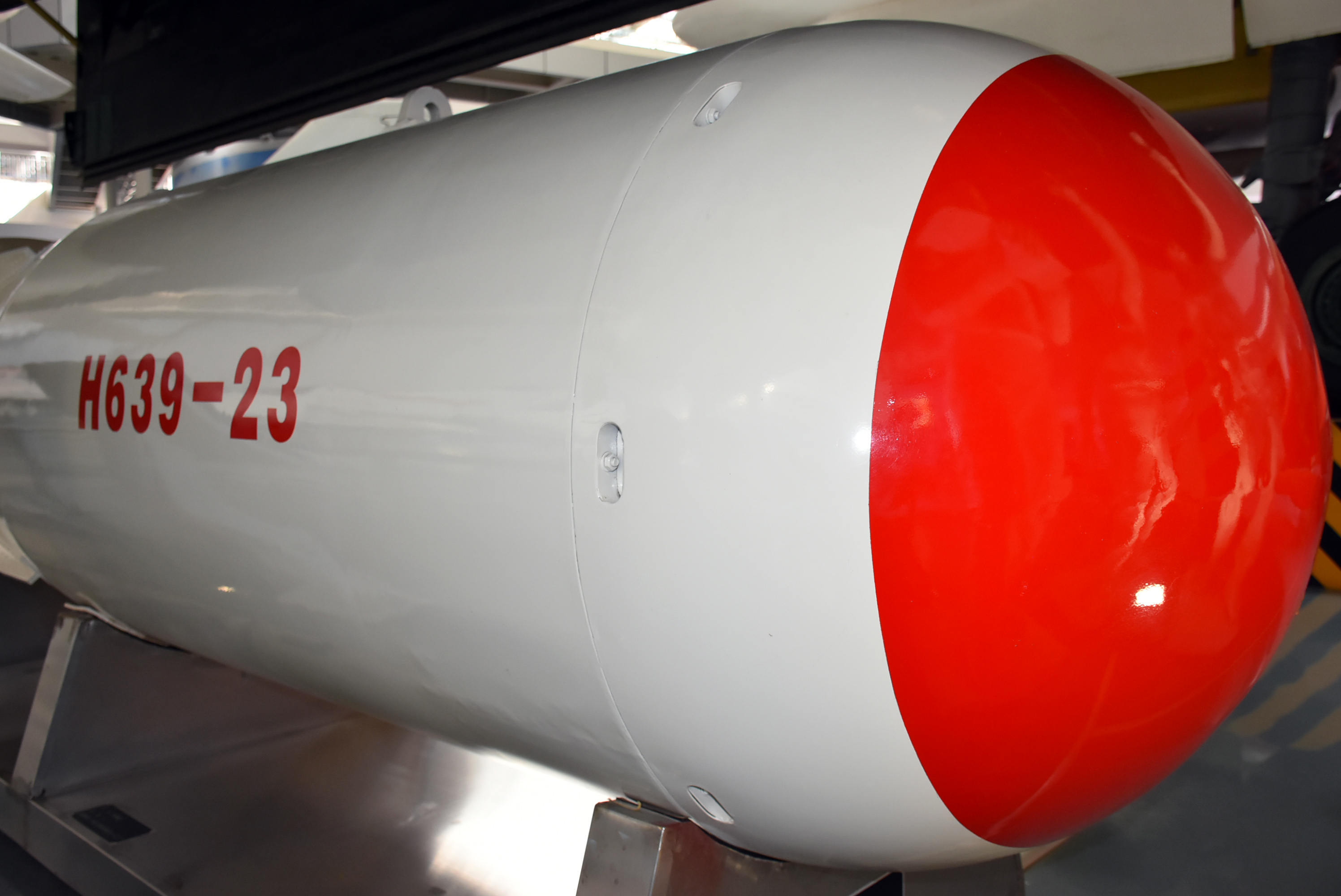 国产330万吨当量氢弹大型核轰炸机公开展出
